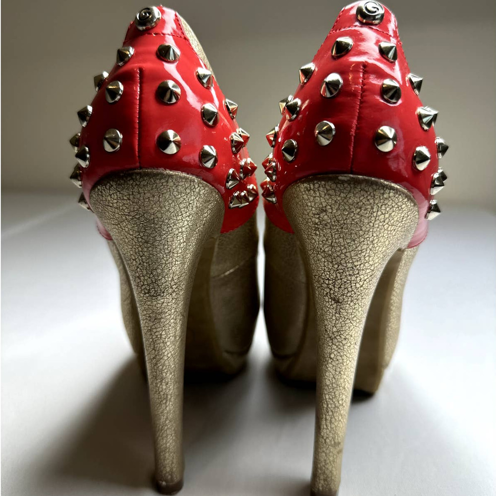 G BY GUESS OPEN TOE PLATFORM HEELS GOLD STUDS SIZE 6 - Picture 7 of 9